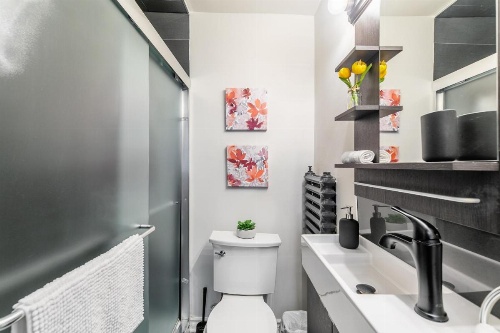 Upscale Studio - Boutique Apartment - PRIME Walk Location! image 5